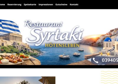 Griechisches Restaurant Syrtaki auf der Insel Santorini mit Blick auf das Meer und die typischen wei.